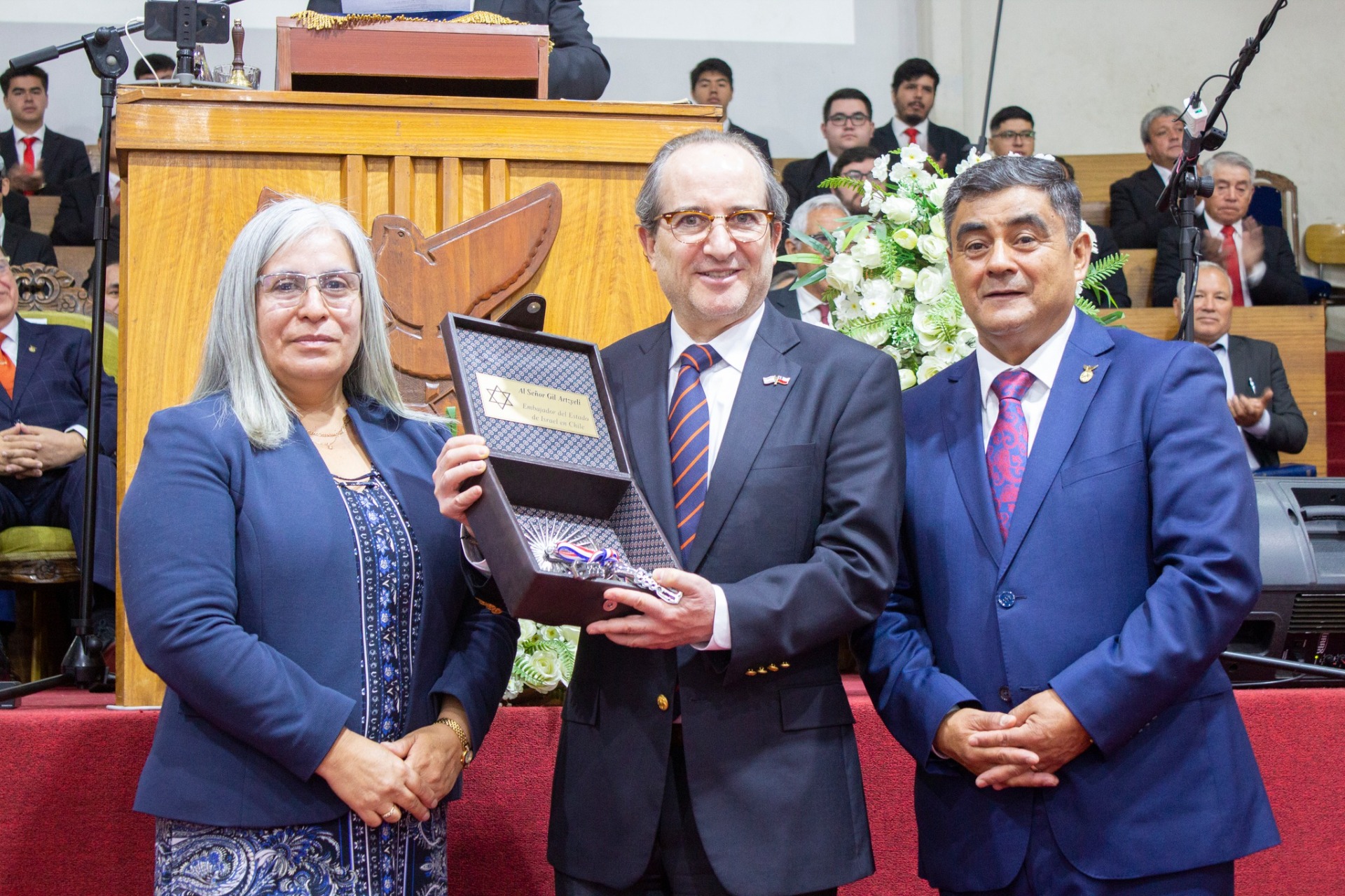 Un reconocimiento de la IMPCH, Pastor Jeremias Vasquez y esposa, al Señor embajador de Israel Gil Artzyeli