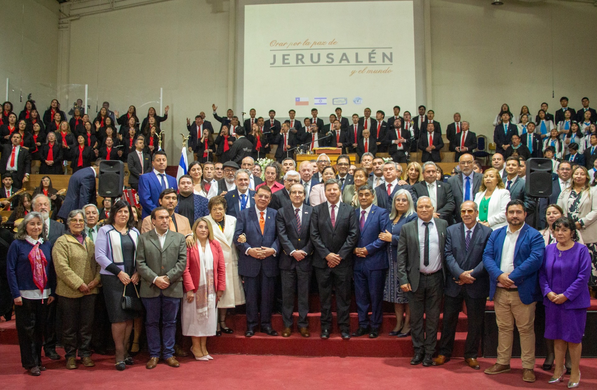 Con la gratud se posa las autoridades con el Señor emabjador; Senador de la Rep. Didutado de la Rep. Pastores y Obispos en representación del pueblo avengelicos de Chile, y alcades.